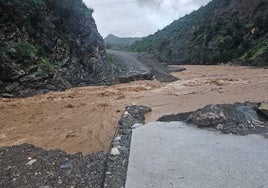 Imagen del puente que ya no existe, que conectaba a Los Moras con Campanillas.