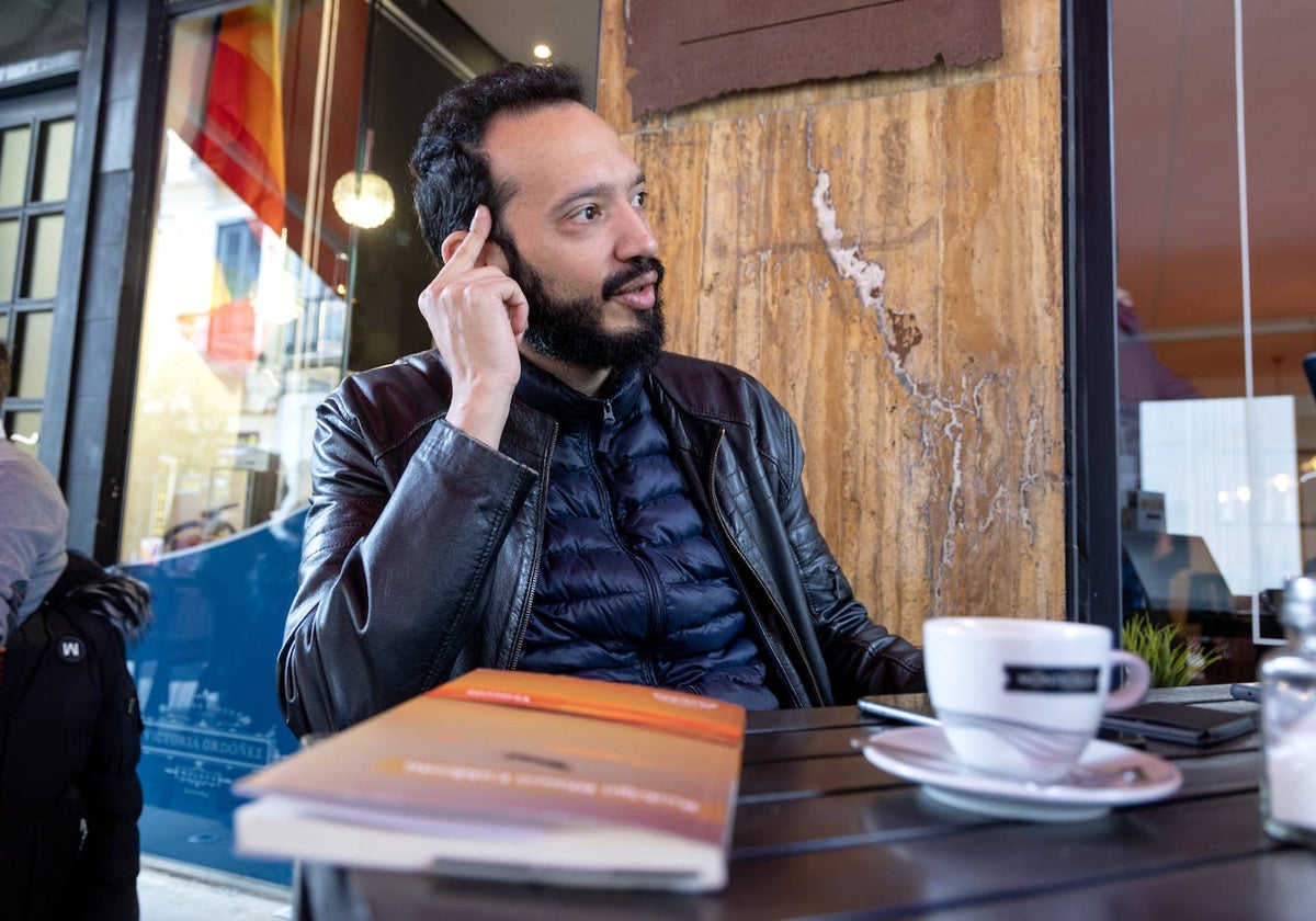 Rodrigo Blanco Calderón en Madame Suzanne, la cafetería del Soho en la que quedó para charlar sobre su nuevo libro de relatos.