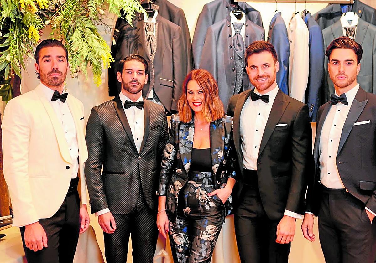 Carmen López, junto a los modelos del desfile en su evento 'Beyond The Suit'.