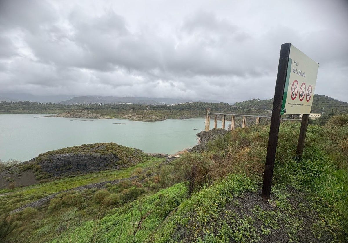 Agua embalsada en el pantano de La Viñuela.