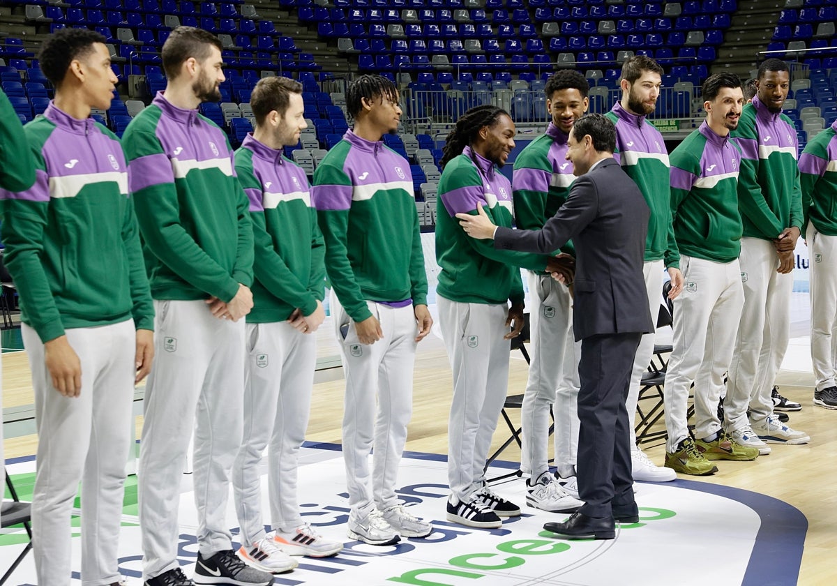 Juanma Moreno, saludando a la plantilla del Unicaja.