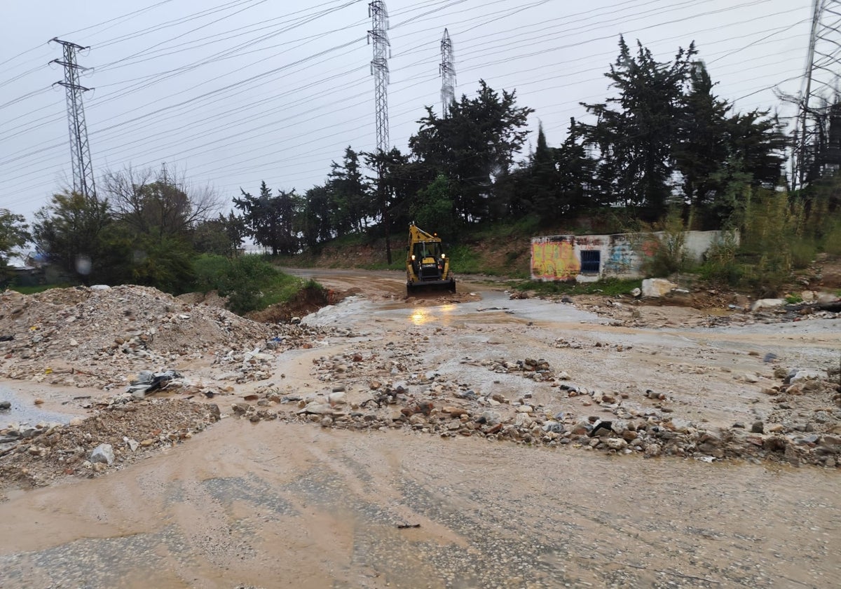 Cortada la carretera de las Canteras del Pinar en Alhaurín de la Torre por las fuertes precipitaciones