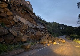 La carretera Arroyo Piedra Horadada, en Almogía, está cortada al tráfico en su último tramo debido a derrumbes en la calzada.