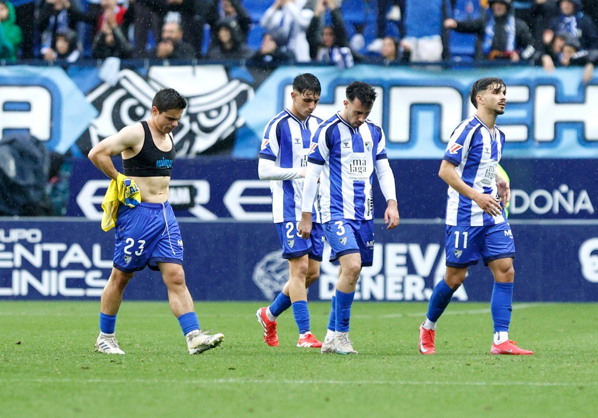 Sangalli, Izan Merino, Puga y Kevin, cabizbajos tras encajar la derrota frente al Cádiz.