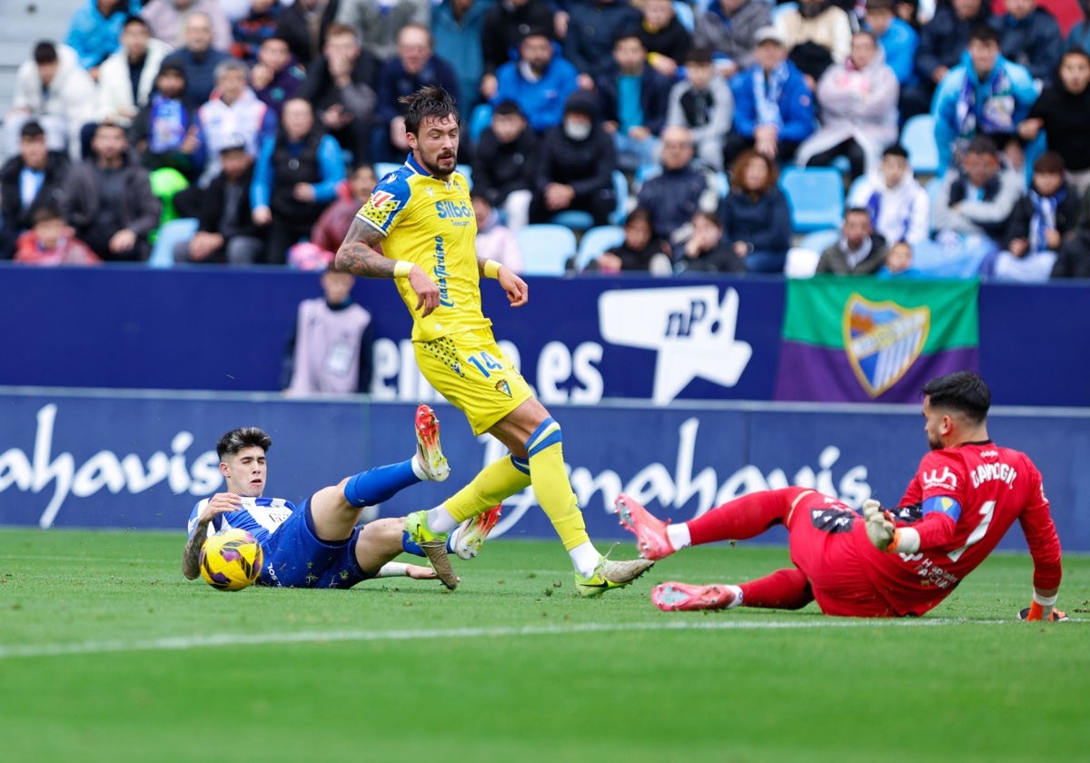 Un lance del partido del domingo con Antoñito caído ante Kovacevic y David Gil.