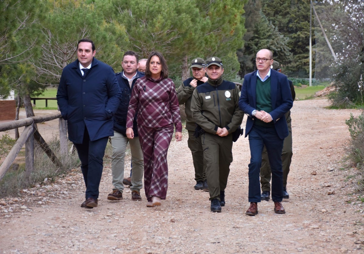 La consejera, con personal de la Junta y responsables municipales y autonómicos, en la visita a la vía pecuaria.