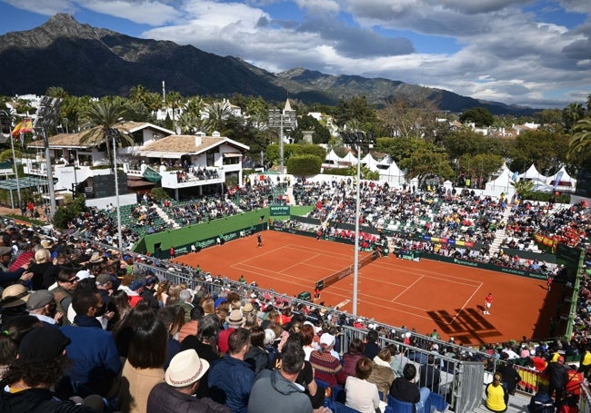 Panorámica de Puente Romano, con gradas portátiles, en la elimnatoria de Copa Davis ante Rumanía de 2022.