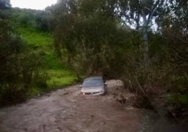 Imagen del vehículo atrapado por la corriente en el río Seco de Arenas.