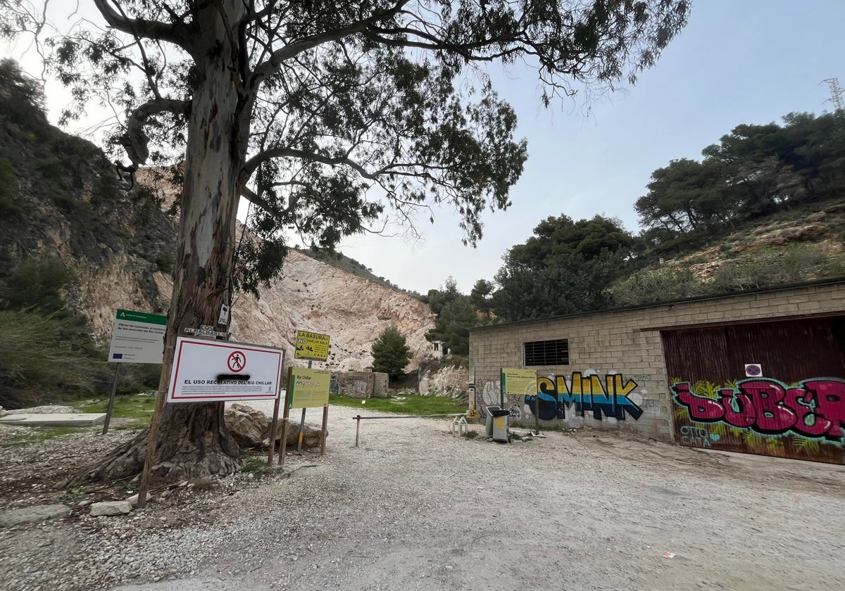 El cartel con la advertencia de la prohibición de acceder al cauce alto ha sido vandalizado.