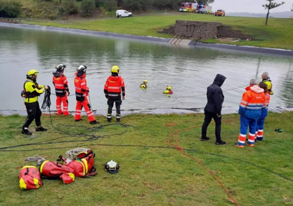 Efectivos del Consorcio Provincial de Bomberos, en las tareas de rescate, este lunes.