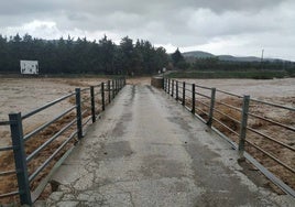 El río Turón está haciendo crecer al Conde de Guadalhorce hasta casi llenarno.