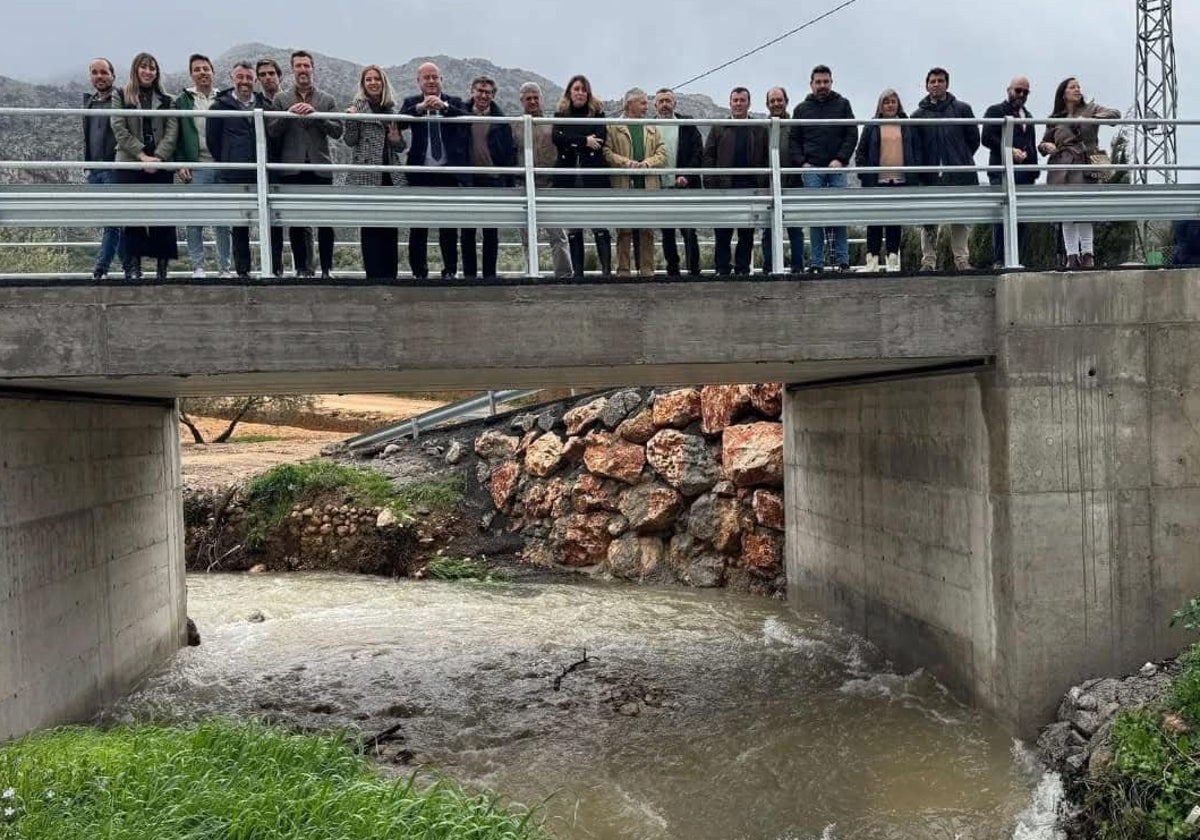 El nuevo puente sobre el arroyo Cerezo durante su presentación.