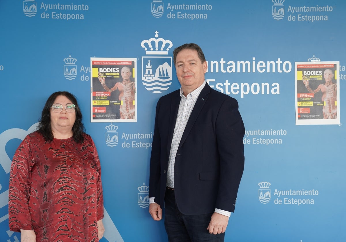 La concejala de Cultura y Fiestas del Ayuntamiento de Estepona, Macarena Diánez, junto al promotor de la exposición, Rascid Bafraouri.