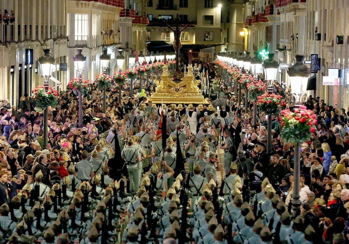 El Cristo de la Buena Muerte, a su paso por la calle Larios.