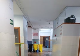 Pasillo cortado en el interior del centro por las filtraciones de agua.
