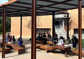 Alumnos de la UMA conversan en sus ratos libres en los espacios de la Zona Verde.