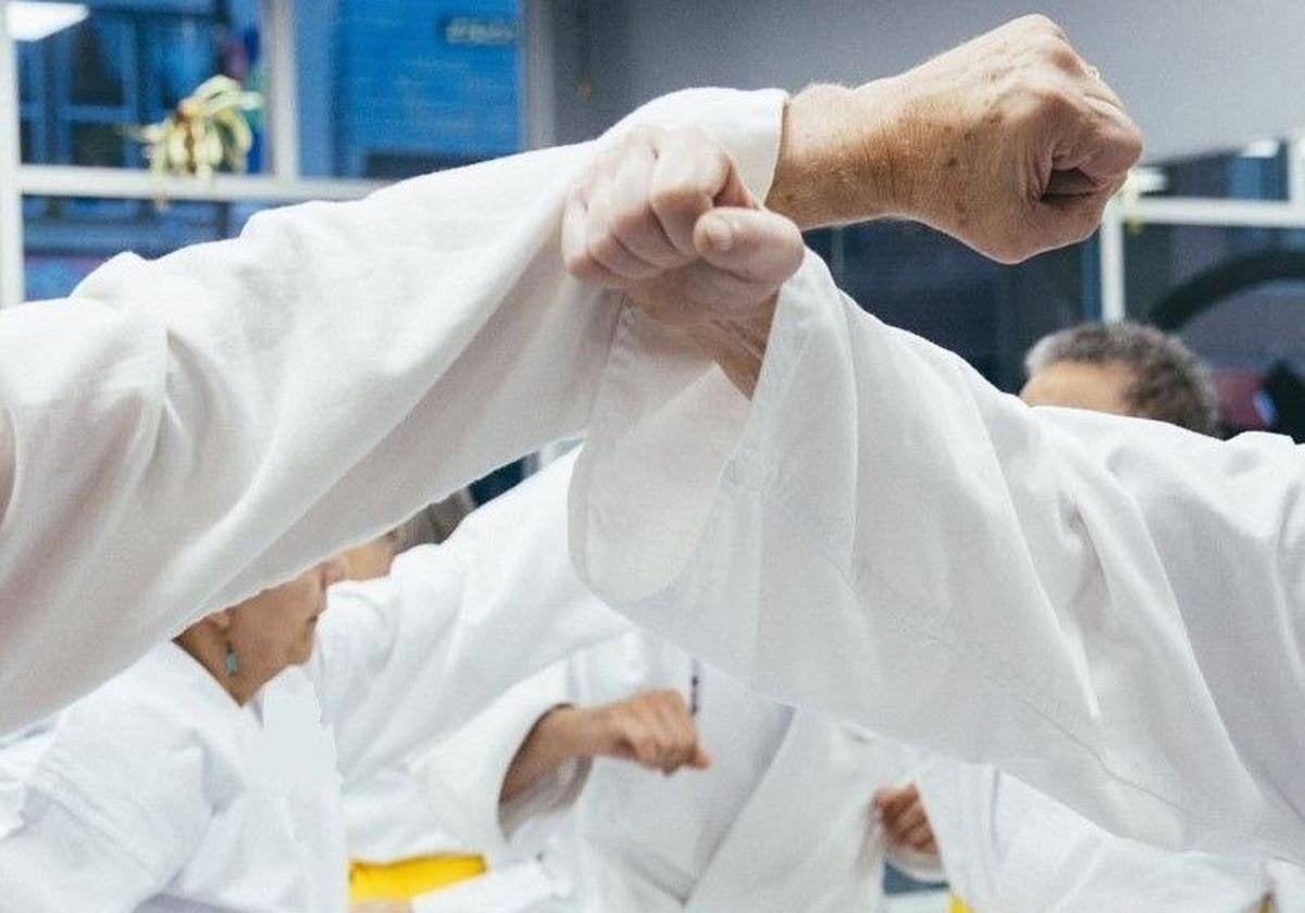 Una empresa pilla a un empleado de baja por ataques de pánico dirigiendo un gimnasio y dando clases de artes marciales