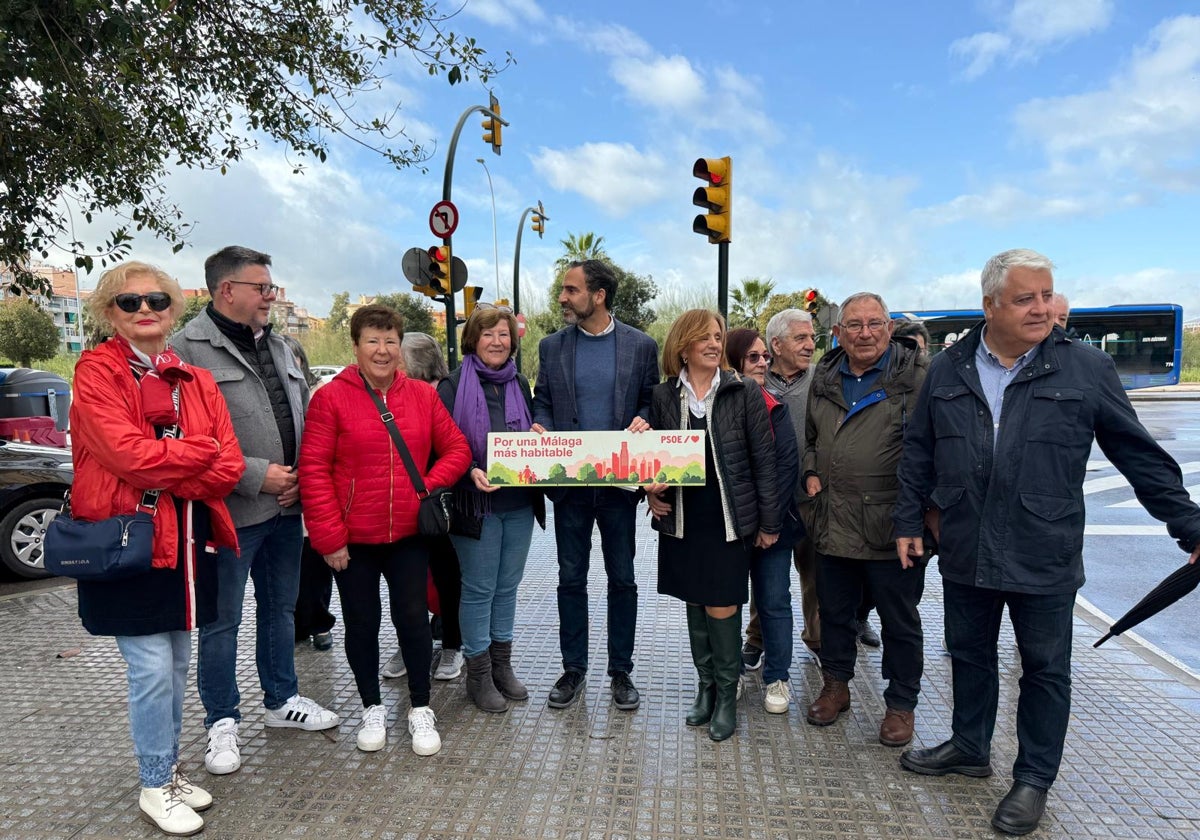 Dani Pérez, con los concejales socialistas Jorge Quero, Begoña Medina y Salva Trujillo, y vecinos de la avenida Juan XXIII y de Churriana.