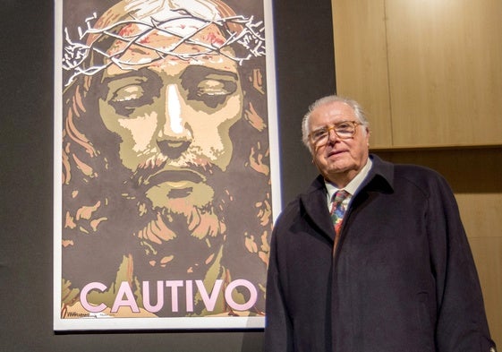 Chicano, junto al cartel que realizó para Jesús Cautivo.