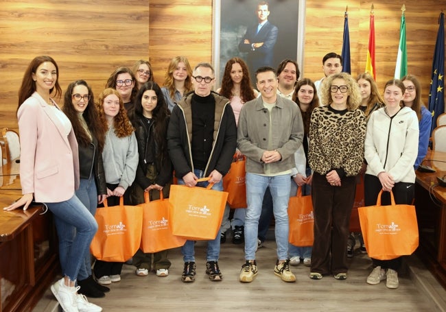 El alcalde de Torrox, con el alumnado del centro educativo francés.