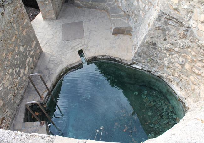 Entre Mondrón y Periana se puede hacer una parada en este pequeño balneario