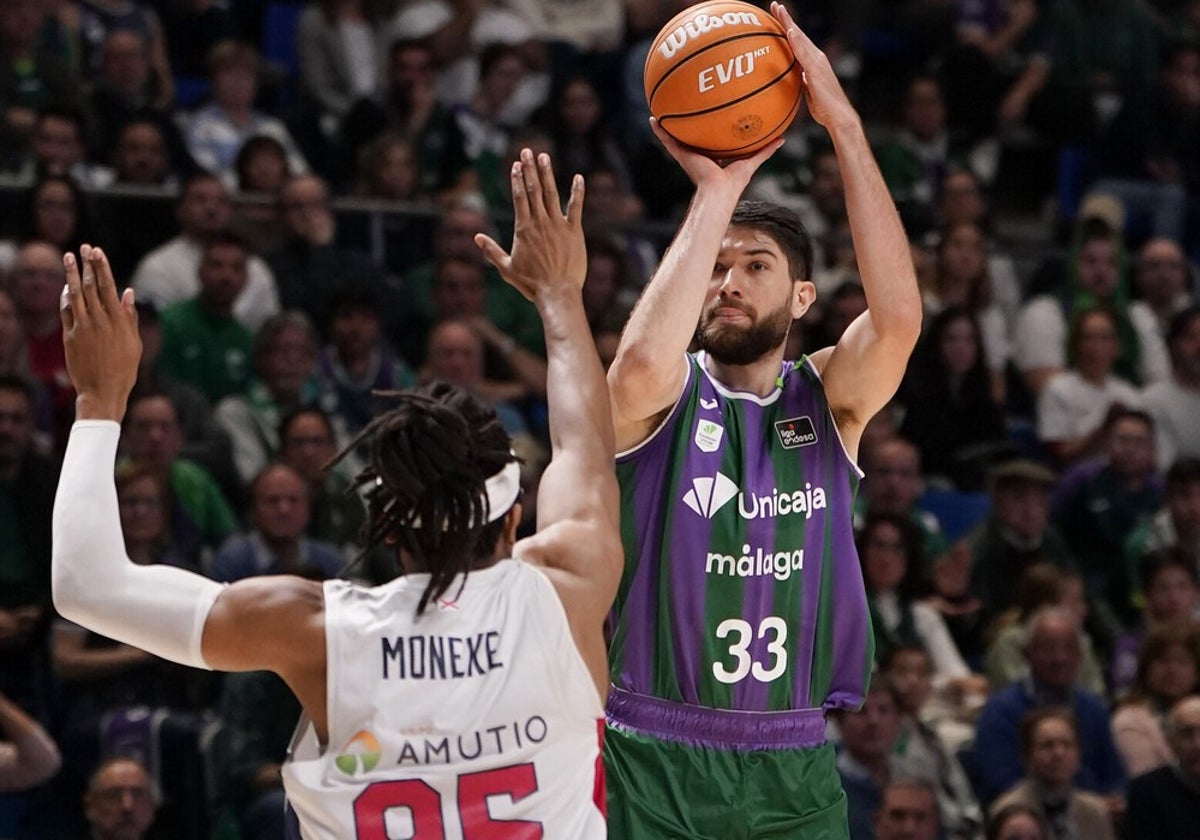 Tillie lanza un triple en el partido contra el Granada.