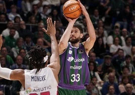 Tillie lanza un triple en el partido contra el Granada.