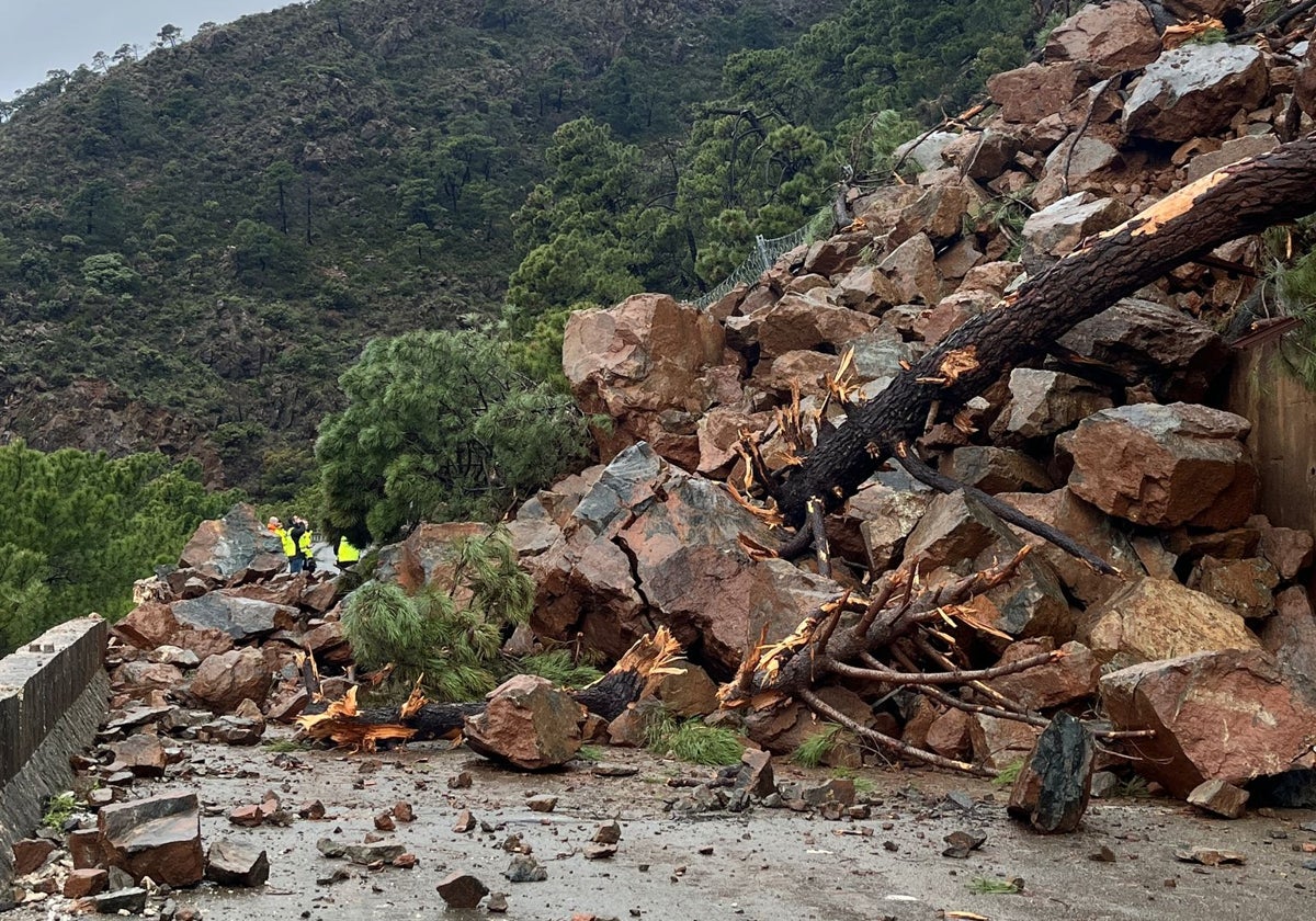 Derrumbe en la carretera A-397 entre Ronda y San Pedro.