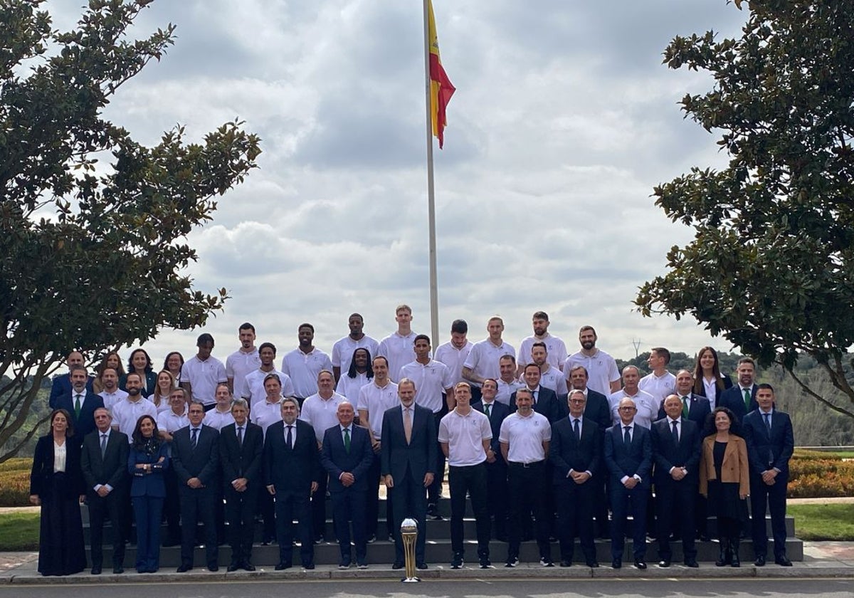La expedición completa del Unicaja posa con Su Majestad el Rey, Felipe VI, y la Copa del Rey.