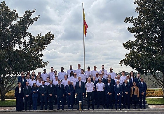 La expedición completa del Unicaja posa con Su Majestad el Rey, Felipe VI, y la Copa del Rey.