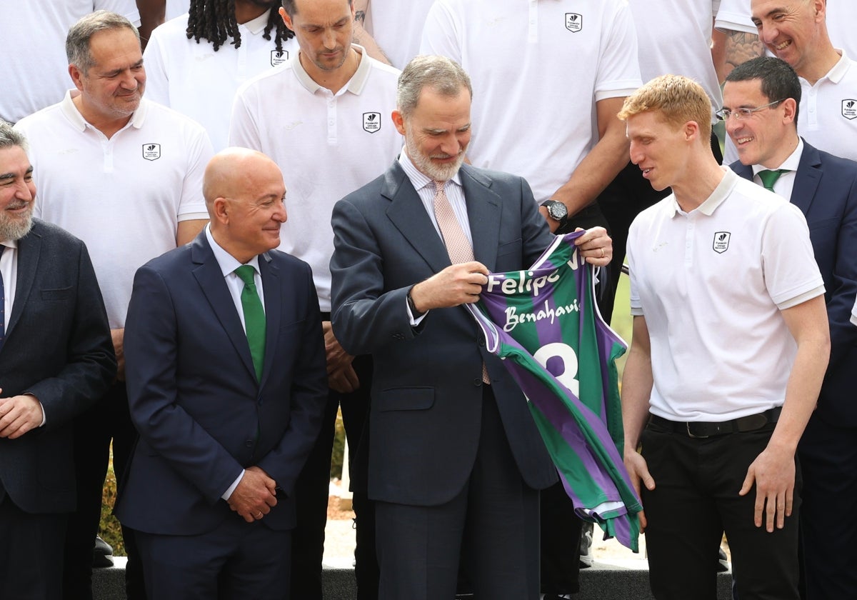 El Rey recibe una camiseta del Unicaja con su nombre en la audiencia al equipo.