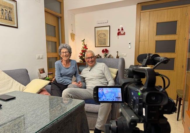 Francisca García, con su voluntario, José Cuenca.