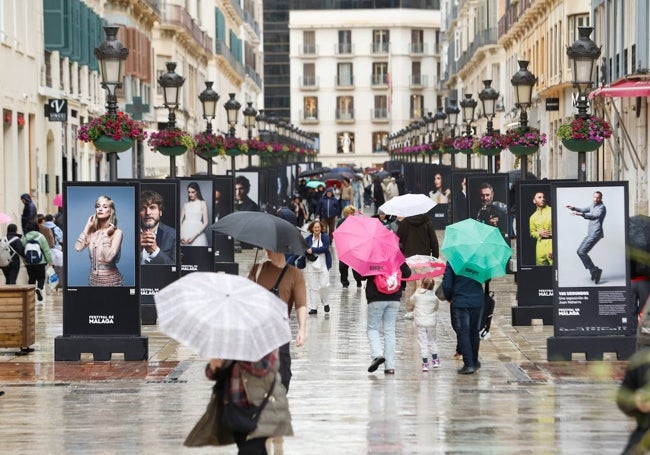 Una exposición de fotos da ambiente de cine a la calle Larios.