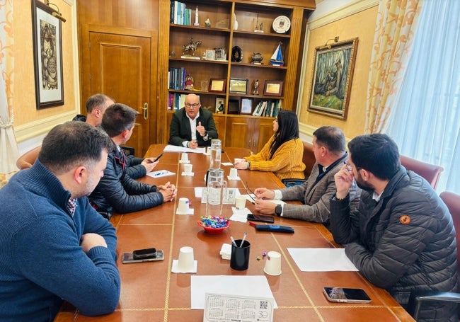 Imagen de la reunión que ha mantenido este jueves el alcalde veleño con los portavoces de los grupos municipales.