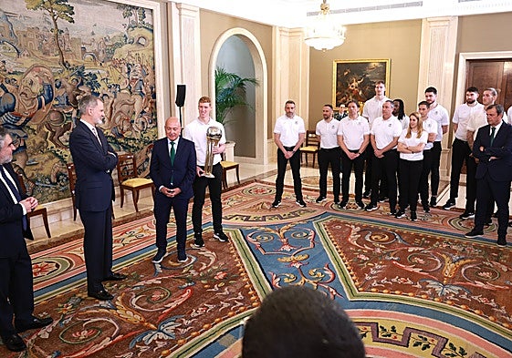 López Nieto se dirige al Rey de España, en presencia del secretario de Estado para el Deporte, José Manuel Rodríguez Uribes, y la plantilla del Unicaja.