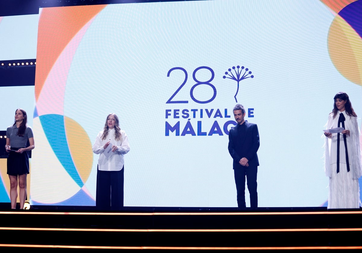 Imagen principal - Miembros del jurado, la presentadora Patricia Montero y Orozco cantando a capela.