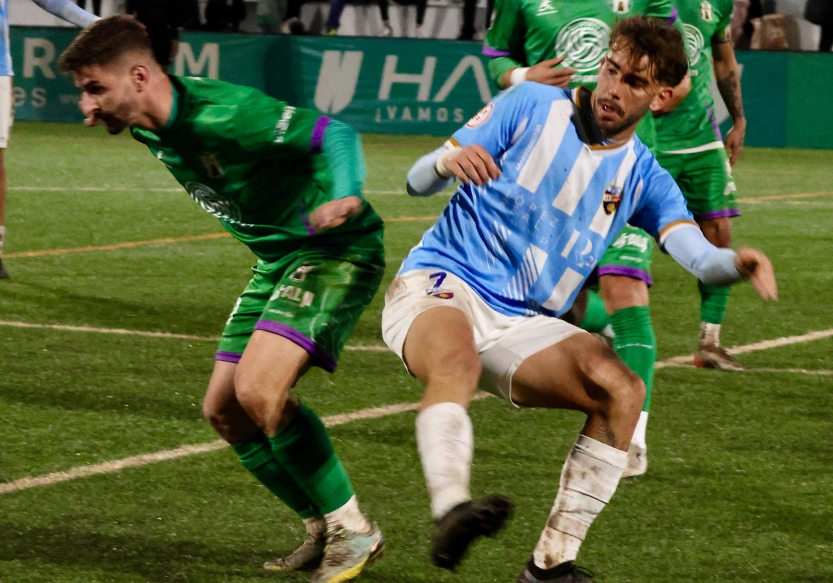 Paco Ariza, jugador del Torre del Mar, a la derecha de la imagen, se posiciona para recibir el balón y dejar atrás a su rival.