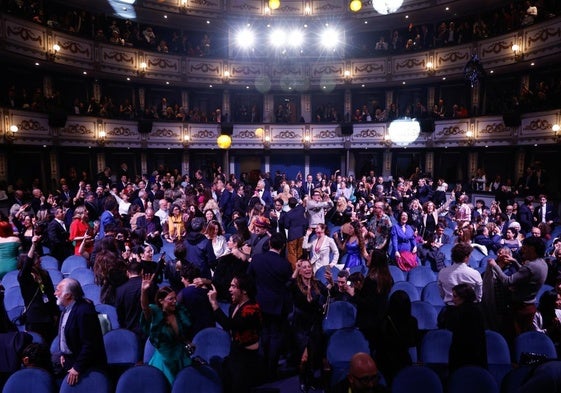 El público baila al final de la gala en el Cervantes