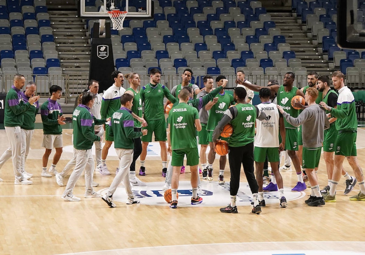 La plantilla del Unicaja hace piña antes de un entrenamiento.