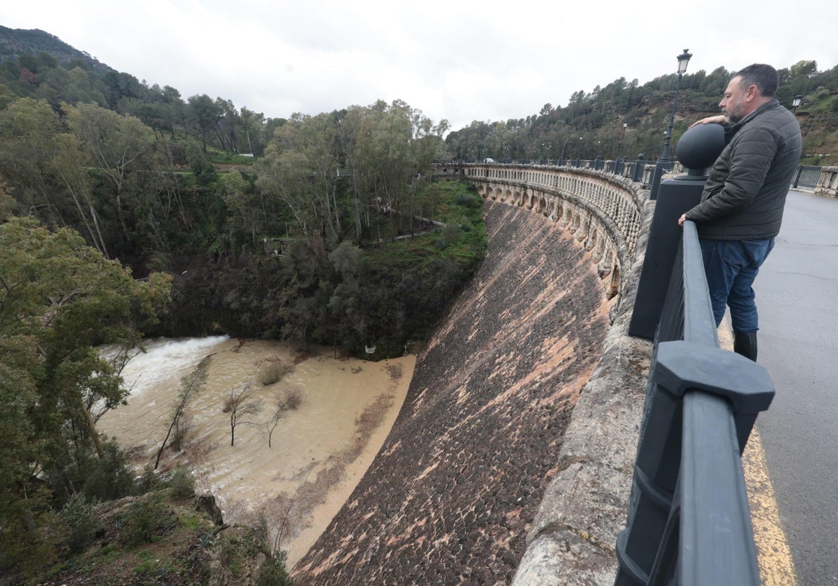 Desembalse en el pantano Conde de Guadalhorce, que está virtualmente lleno.