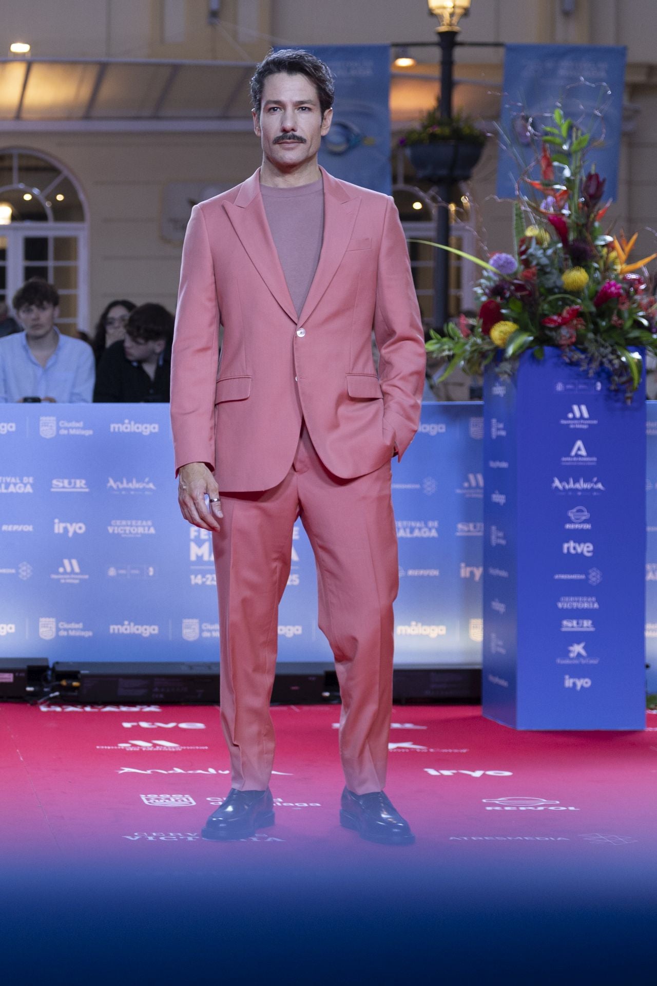 El actor Alejandro Albarracín defendió que el rosa también es para ellos con un elegante traje de Mansolutely. Impecable.