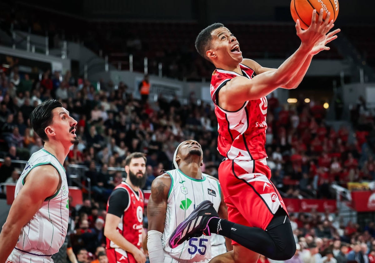 Perry y Djedovic observan cómo anota Bell-Haynes.