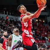 Perry y Djedovic observan cómo anota Bell-Haynes.