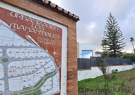Hito con un plano de situación de la urbanización Los Manantiales.