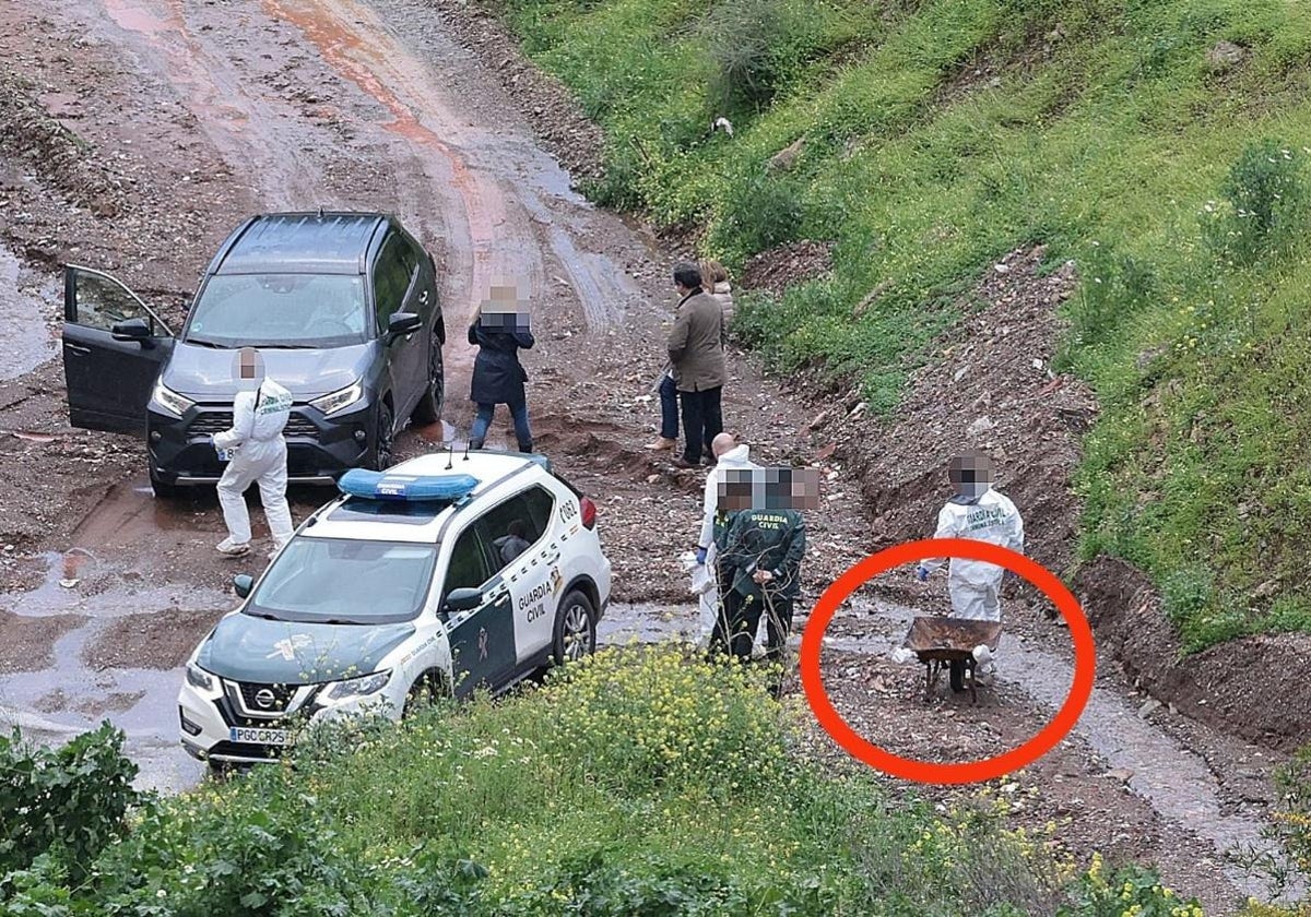 Efectivos de la Guardia Civil y de la carretilla donde uno de los arrestados declaró que transportaron el cadáver.