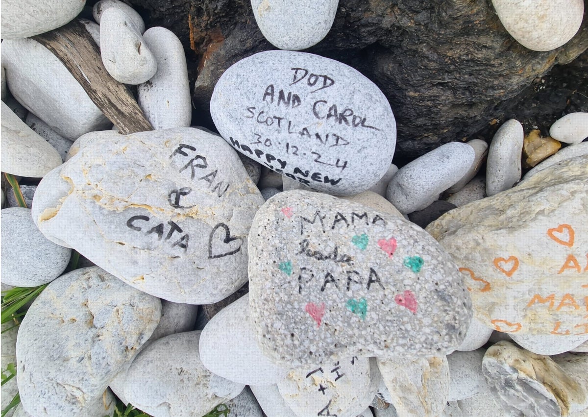 Imagen secundaria 1 - Multitud de turistas se paran a contemplar la imagen y a dejar sus piedras.