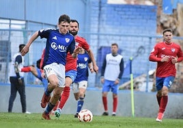 Candelas persigue un balón en el Linares-Estepona.
