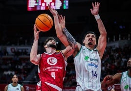 Djedovic comete falta sobre Yusta en el partido ante el Casademont del sábado.