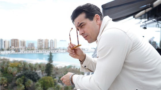 Mario Casas se asoma a la terraza del AC Málaga Palacio.