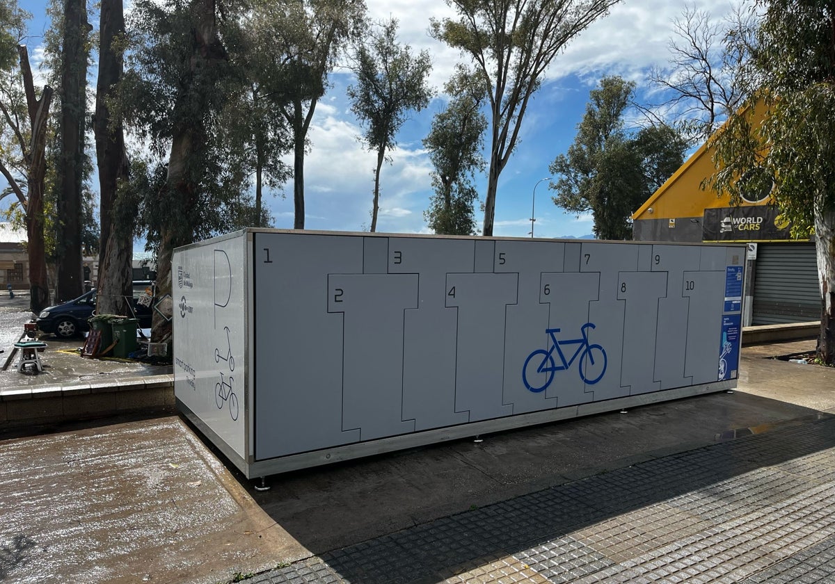 Habitáculo que se ha dispuesto en la avenida del Pintor Sorolla para guardar las bicis.